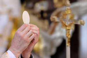 Maryland County Lifts Ban on Holy Communion