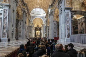 Pope emeritus Benedict XVI:  200,000 attend Benedict’s lying in state