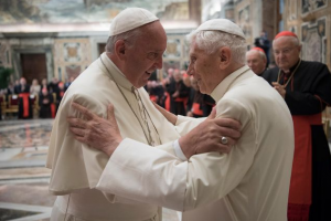 Benedict XVI praying ‘fervently’ for Pope Francis’ recovery from surgery