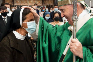 Pope Francis greets Colombian nun freed 4 years after kidnapping by Islamists in Mali