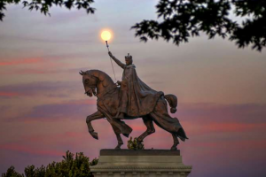 More than 200 Citizens and Catholics Protect City’s Namesake Statue from Mob in St. Louis